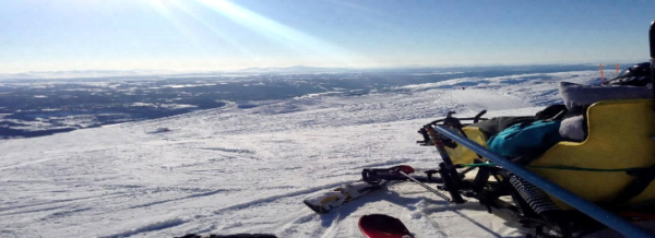 Utsikt över landskapet omkring Åre med en skicart i förgrunden